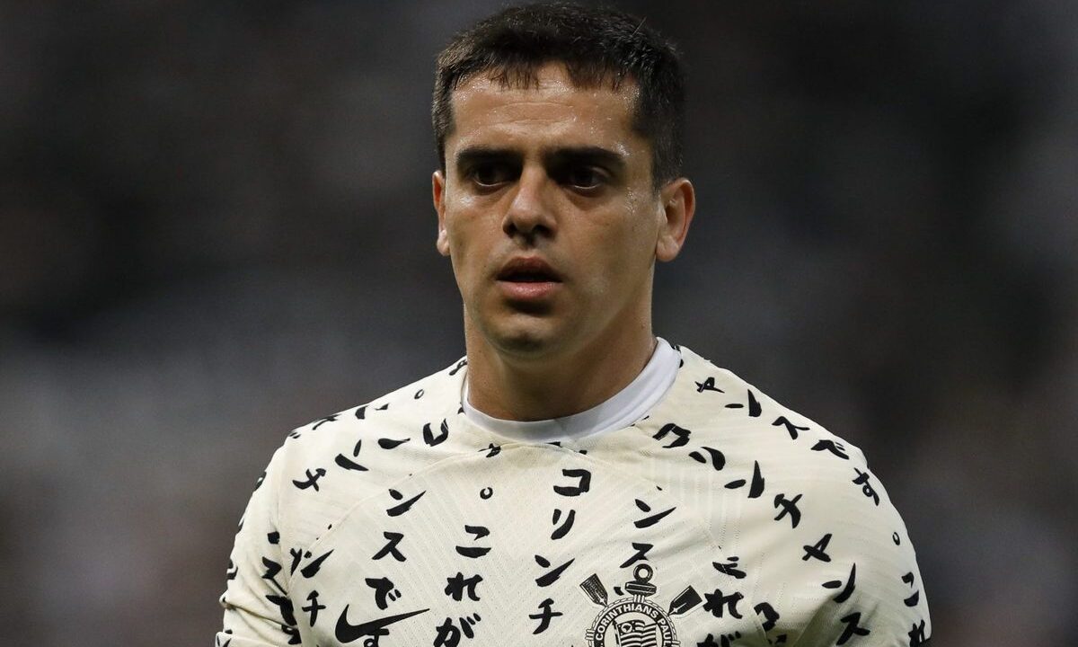 Fagner é sondado e pode trocar o Corinthians por rival do Brasileirão