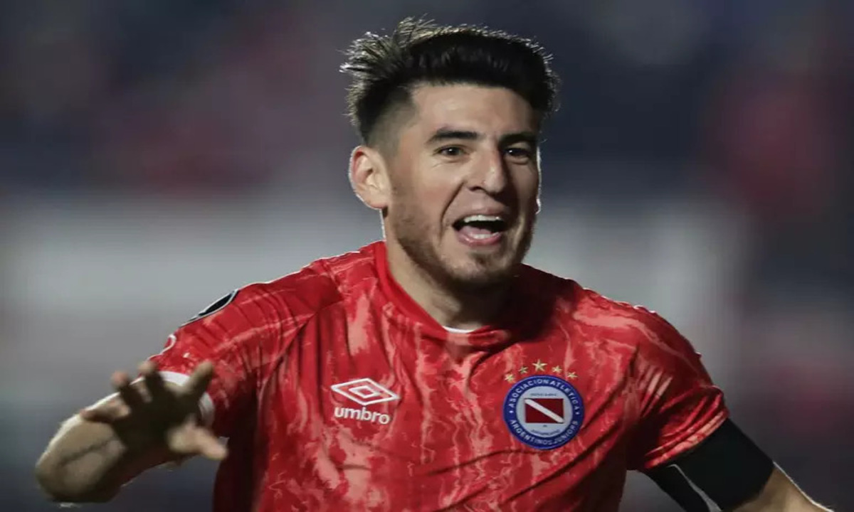 Cruzeiro mira o zagueiro Lucas Villalba, destaque do Argentino Juniors