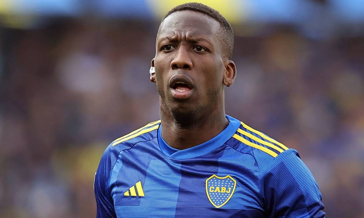 Botafogo faz proposta pelo lateral peruano Luis Advíncula, do Boca Juniors