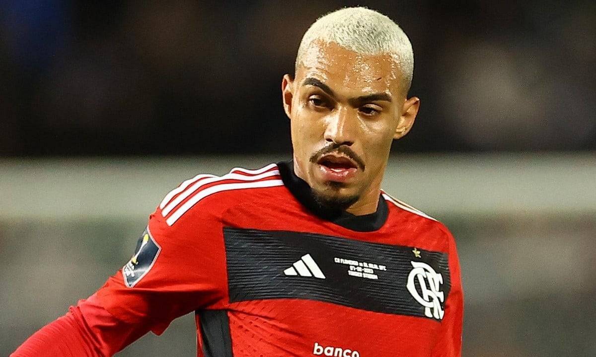 Botafogo pode pagar R$ 27 milhões por Matheuzinho, do Flamengo