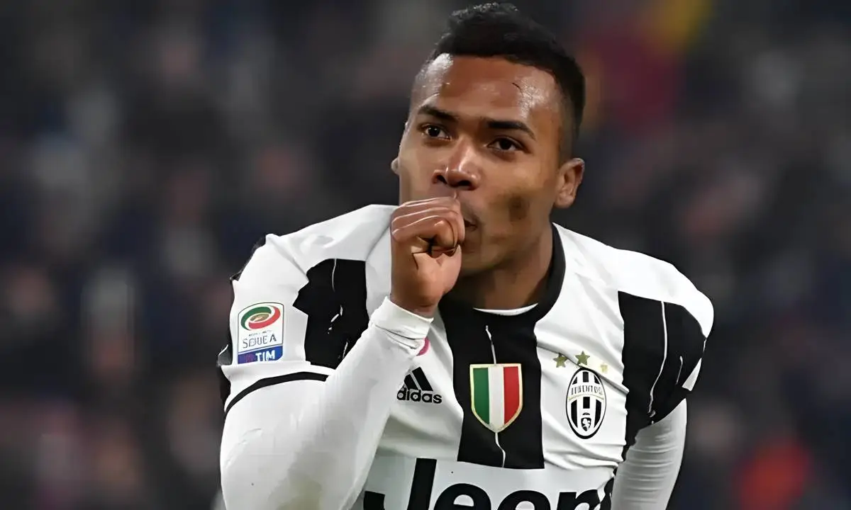 Corinthians conversa sobre pré-contrato com o lateral Alex Sandro