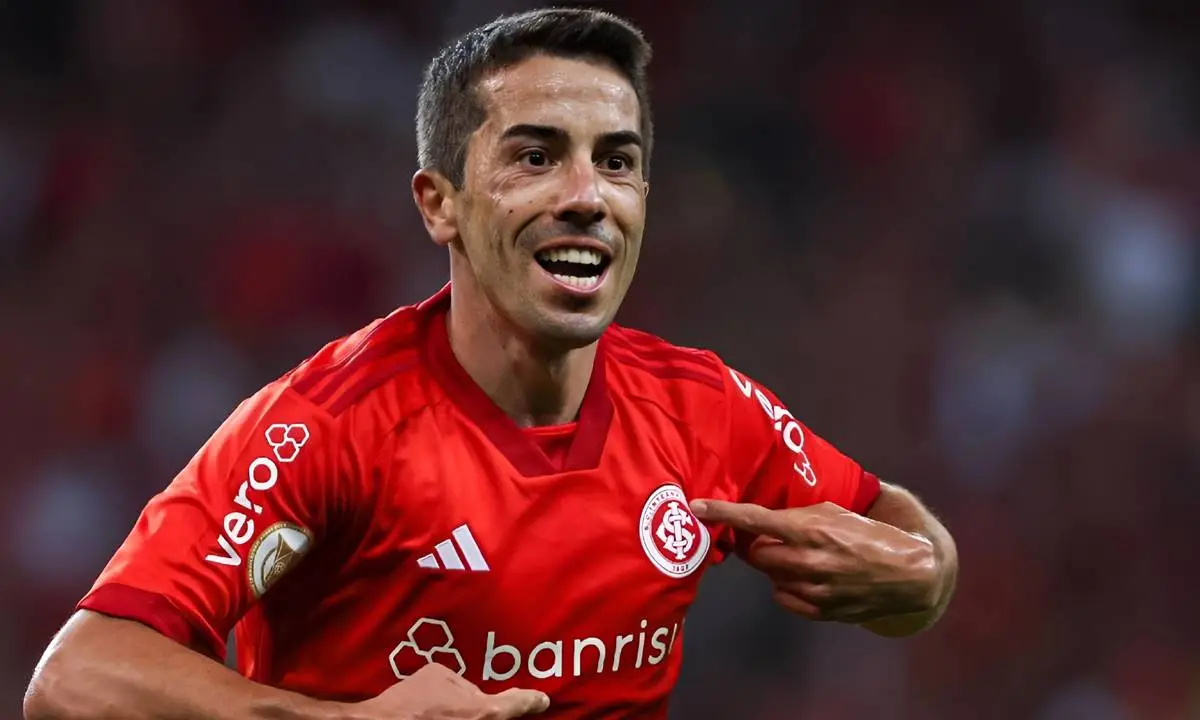 Vasco avança pela contratação do uruguaio Carlos De Pena, do Inter