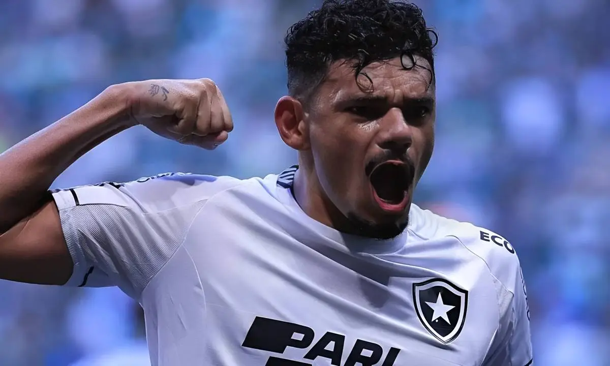 Em baixa no Botafogo, Tiquinho Soares vira alvo de rival do Brasileirão