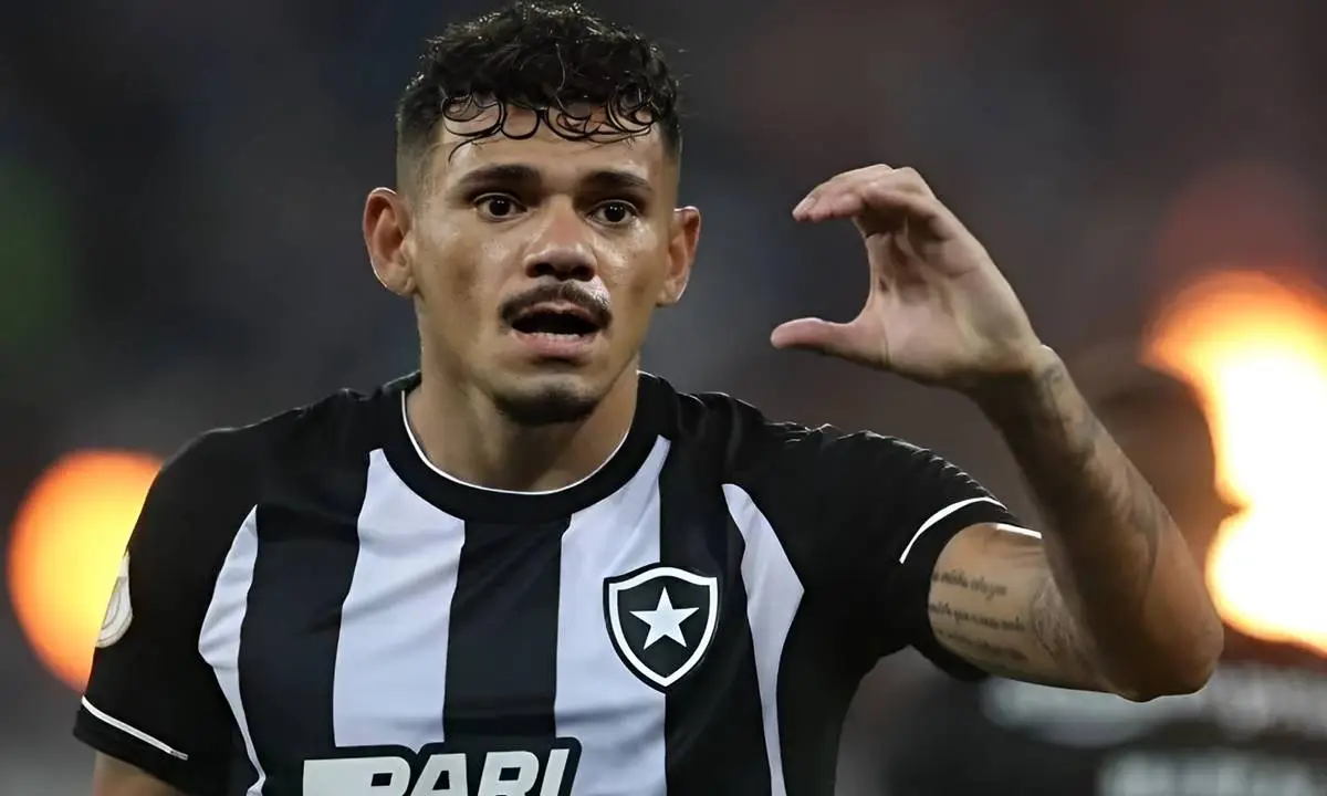 Com aval de Tiquinho Soares, Grêmio insistirá em acordo com Botafogo