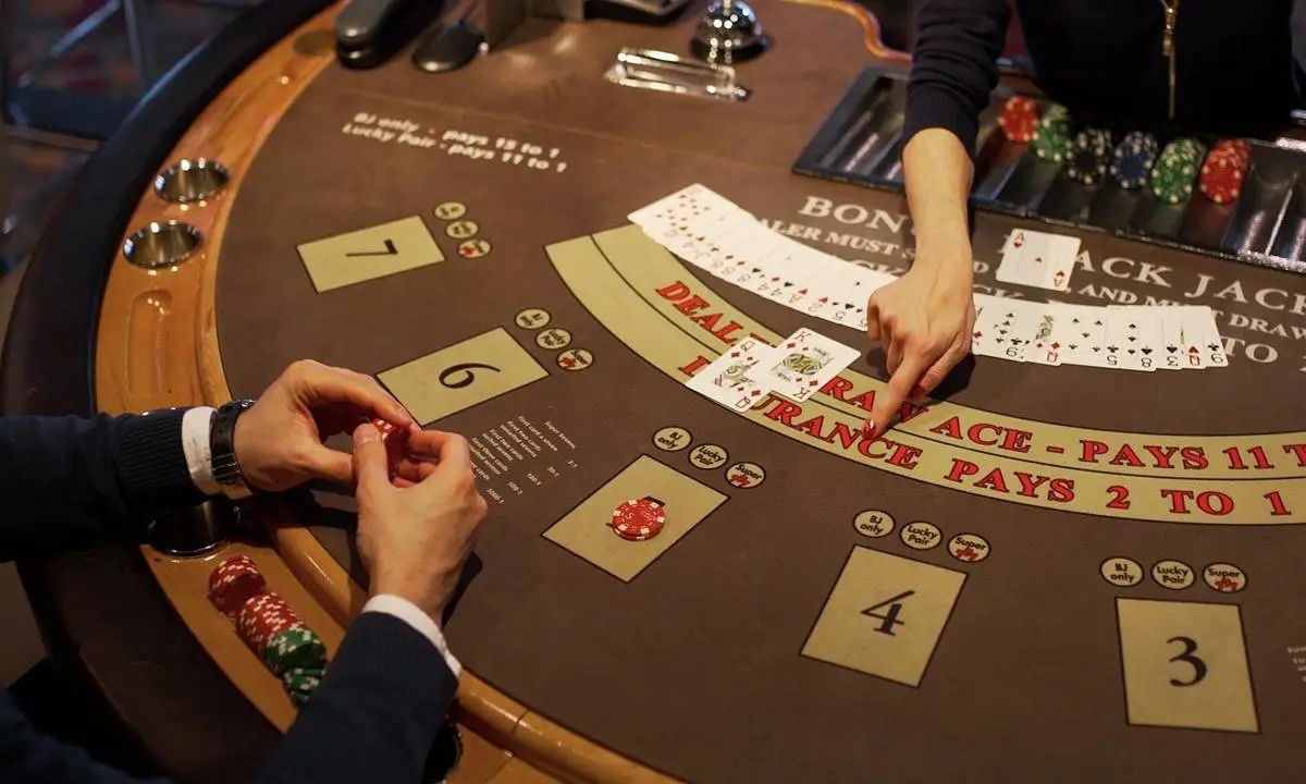 Estratégias avançadas de blackjack para maximizar suas chances de sucesso