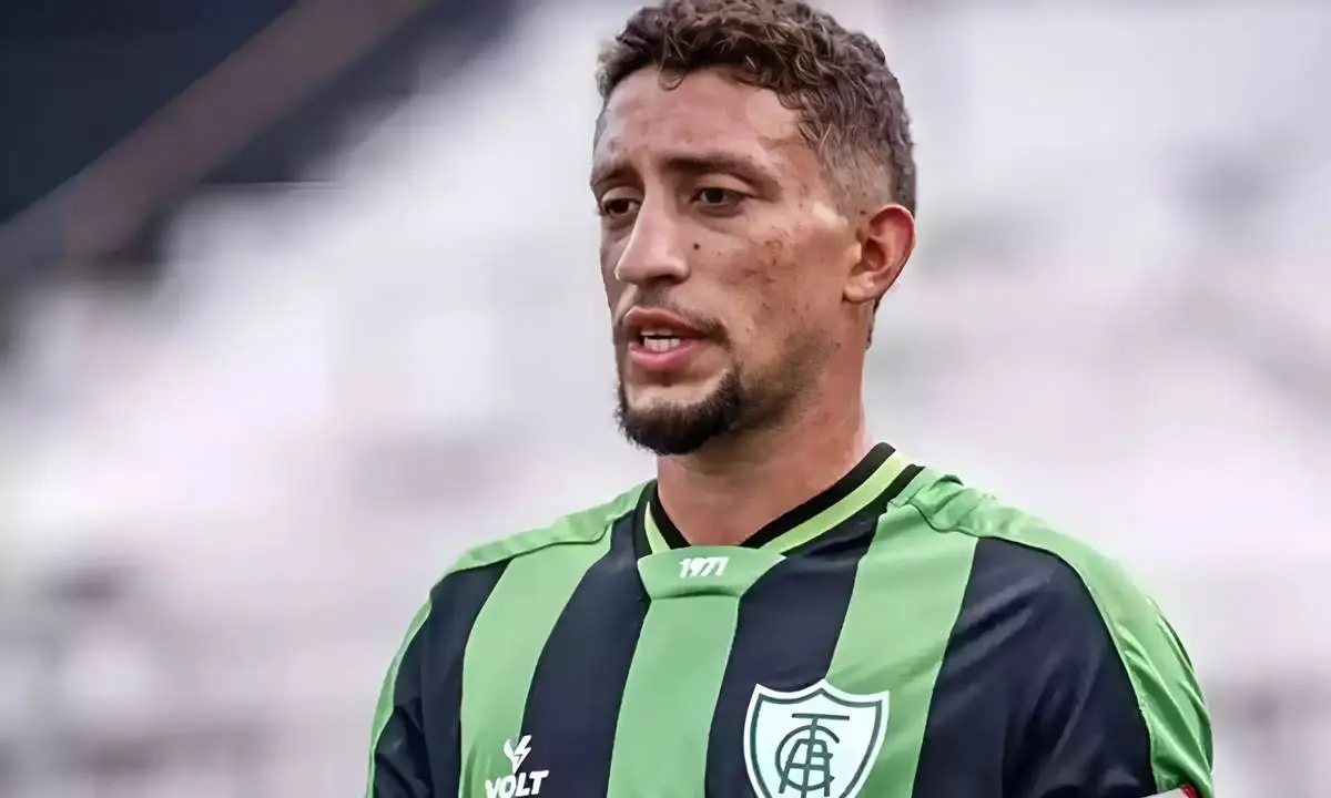 Destaque do América-MG, zagueiro Júlio César é alvo do Corinthians