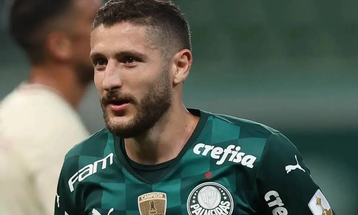 Clube rival do Brasileirão tenta tirar o meia Zé Rafael do Palmeiras