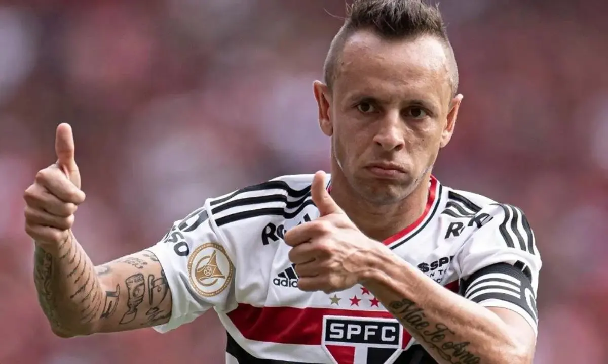 Rafinha pode deixar o São Paulo e reforçar outro clube do Brasileirão