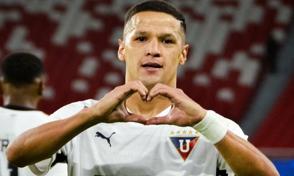 Após Corinthians desistir, Alex Arce se aproxima de outro clube brasileiro