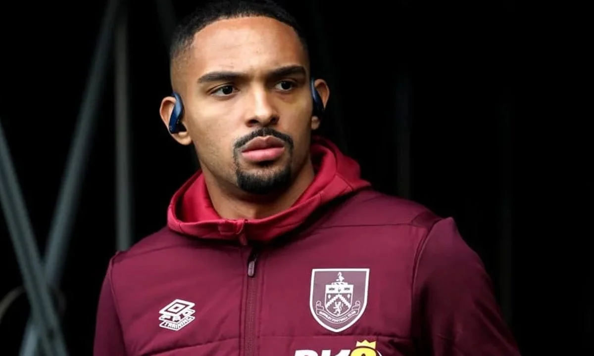 Botafogo encaminha a contratação do lateral Vitinho, do Burnley
