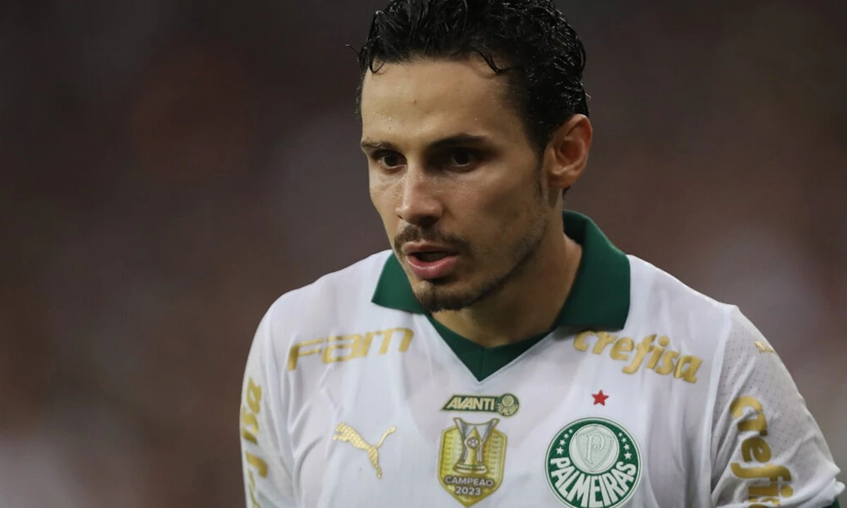 Raphael Veiga vira alvo de grande rival do Palmeiras no Brasileirão
