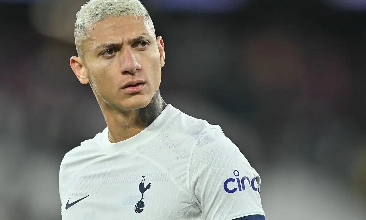 Palmeiras tenta acordo com Tottenham e oferece camisa 9 a Richarlison