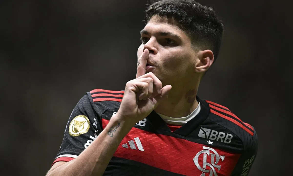 Rival procura o Flamengo e informa interesse no lateral Ayrton Lucas