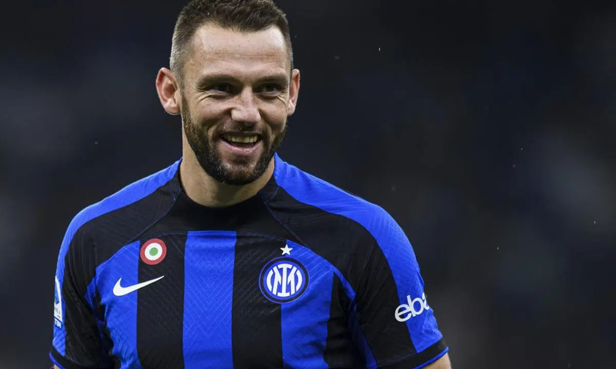 Palmeiras avalia contratação de Stefan de Vrij, que foi oferecido ao clube