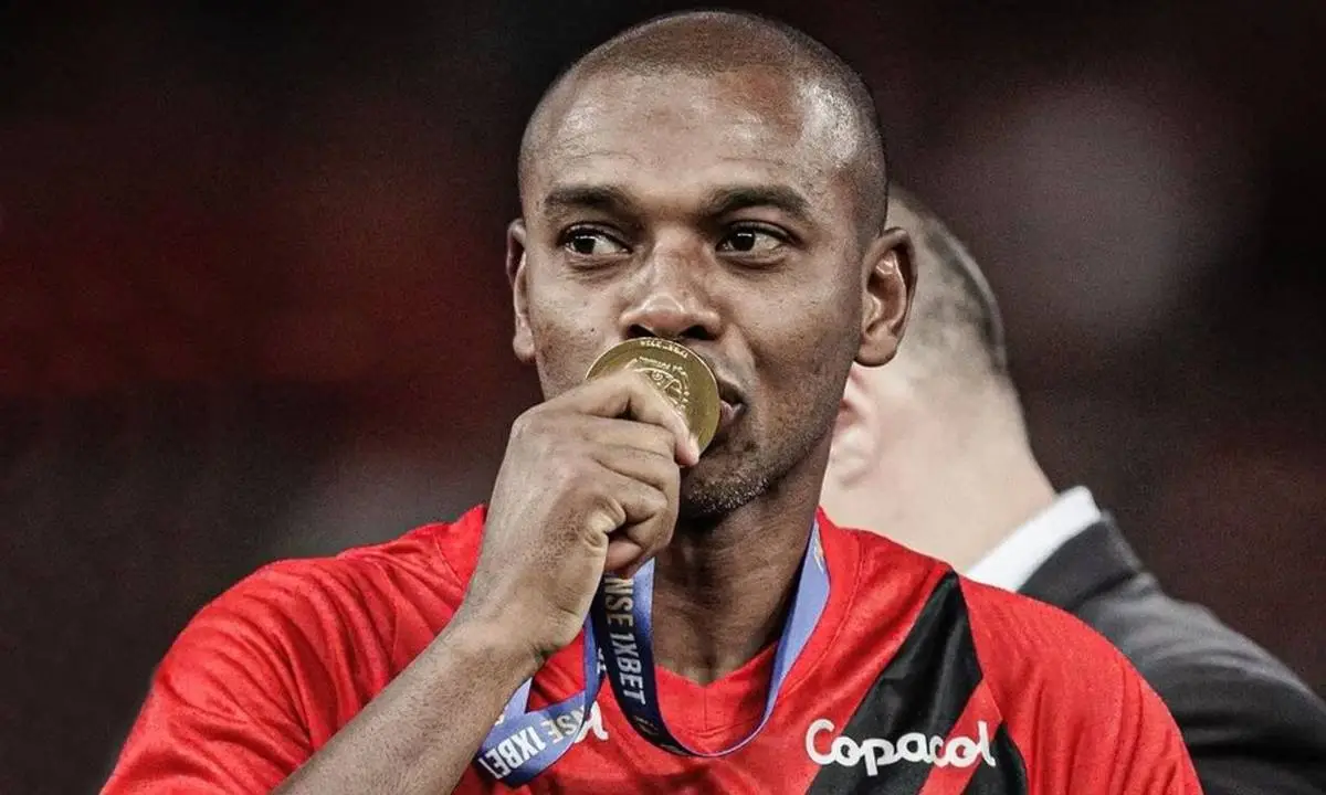 Fluminense tem interesse na contratação de Fernandinho, ex-Athletico