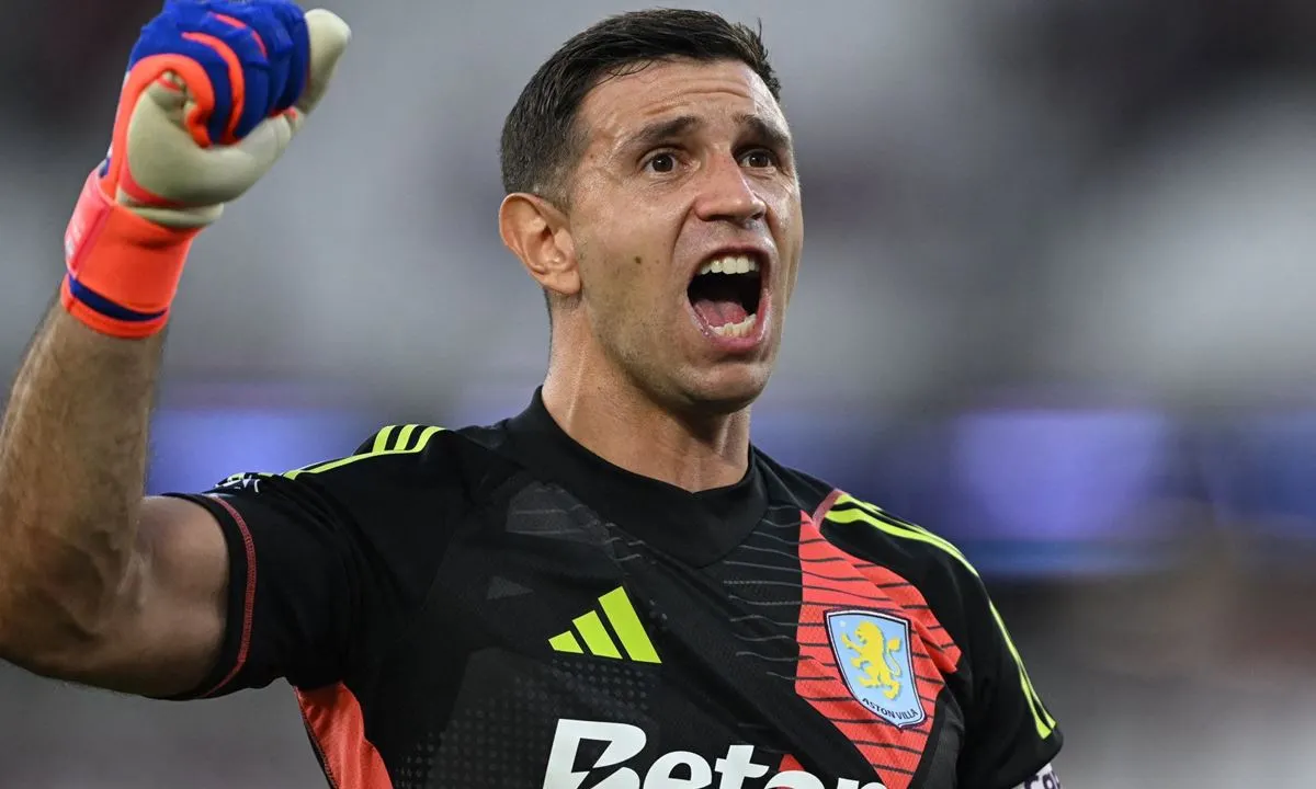 Barcelona e United querem tirar o goleiro Dibu Martínez do Aston Villa