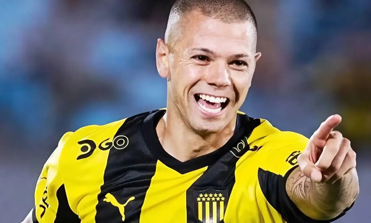 Grêmio avalia a chegada do zagueiro Léo Coelho, destaque do Peñarol