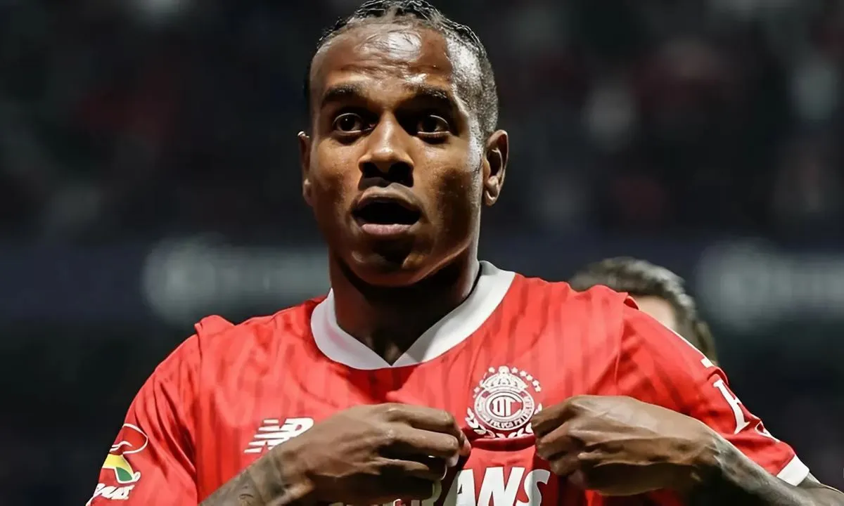 Corinthians, São Paulo e Vasco tentam a contratação do atacante Helinho