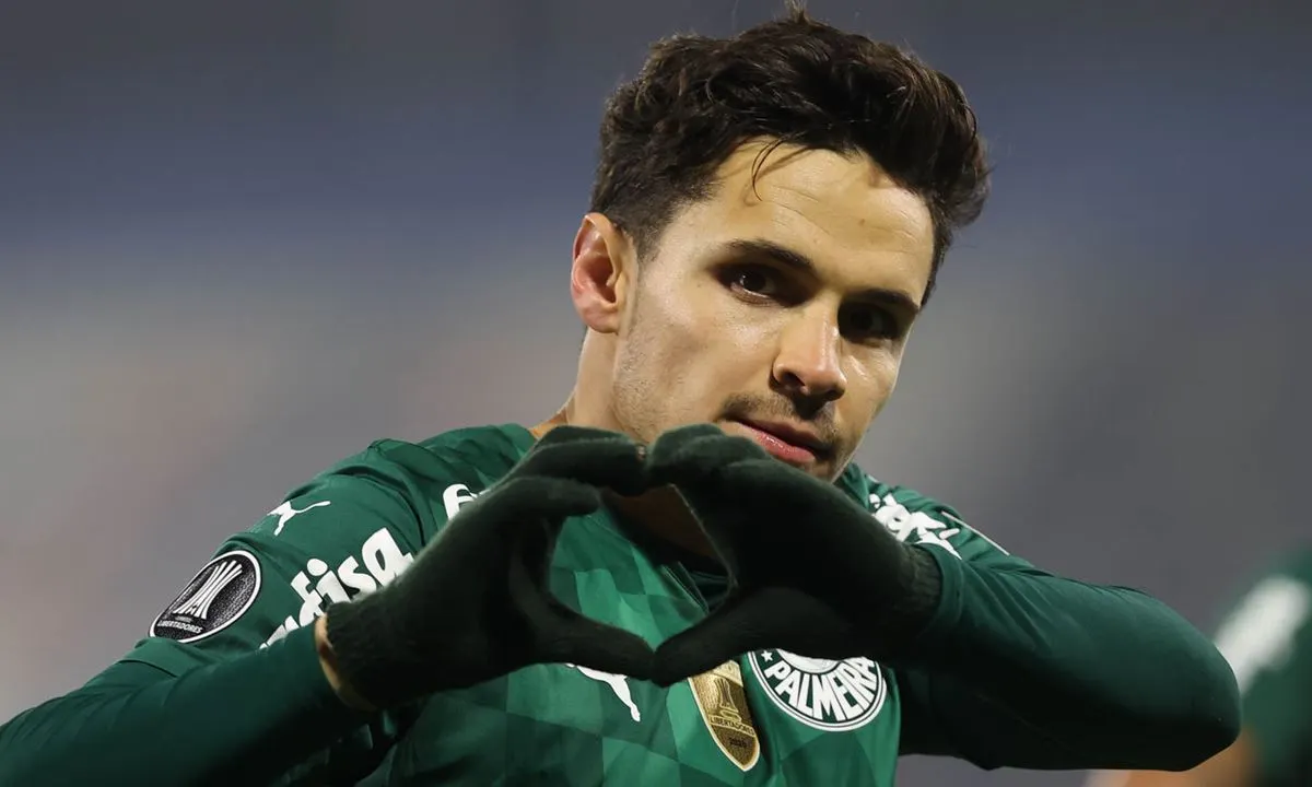 Raphael Veiga pede saída e Palmeiras informa decisão a interessados