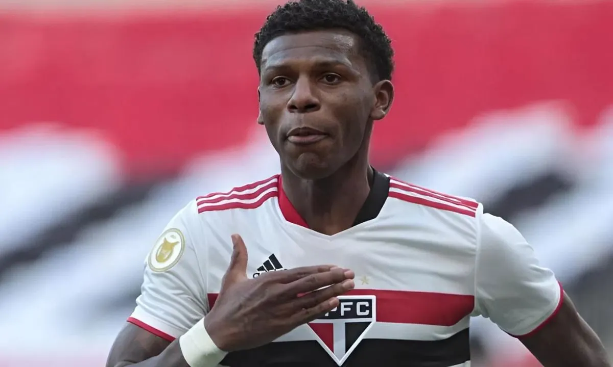 Decisivo no São Paulo, Arboleda é pedido por torcida de rival do Brasileirão