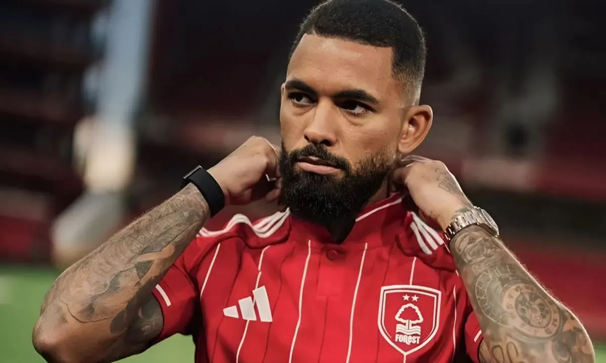 Vasco abre negociação com a Juve para repatriar o volante Douglas Luiz