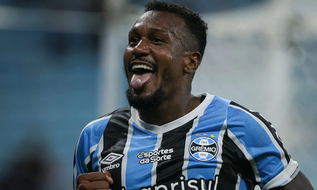 Após deixar o Grêmio, Edenilson realiza exames para assinar com Botafogo