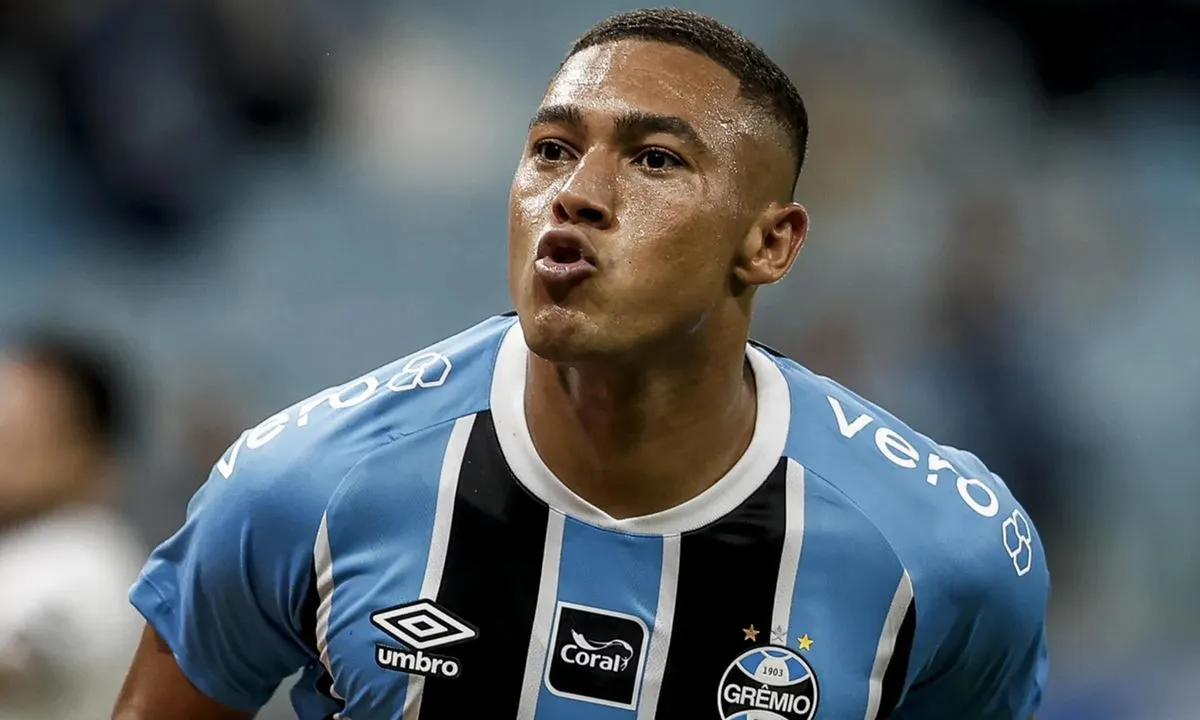 Grêmio acelera renovação com Carlos Vinícius para barrar interesse de rivais